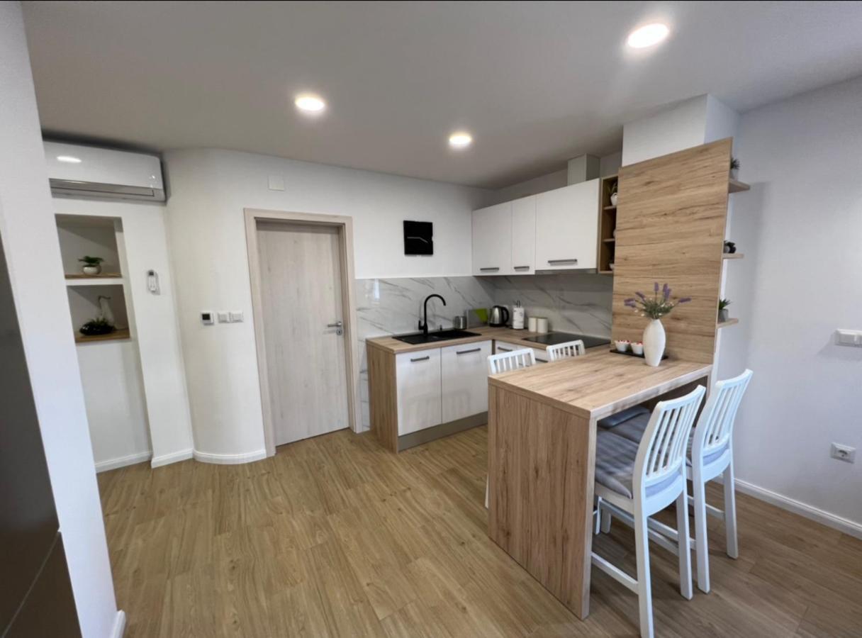 Apartmani Nova Karlovac Eksteriør billede