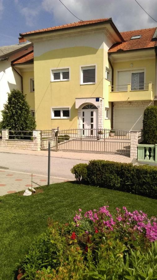Apartmani Nova Karlovac Eksteriør billede